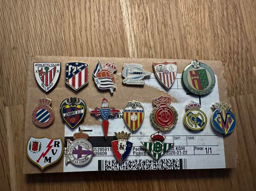Voetbal pins Primera Division Spanje per stuk €5,-, Verzamelen, Speldjes, Pins en Buttons, Ophalen of Verzenden, Zo goed als nieuw