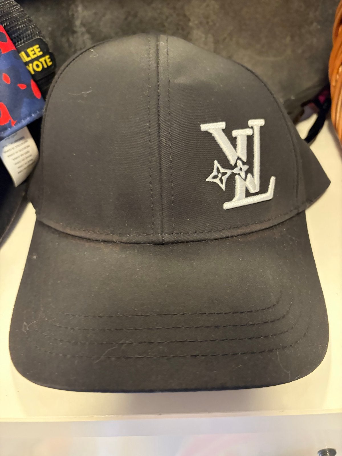 Zwarte Louis Vuitton pet met wit logo, Kleding | Heren, Ophalen of Verzenden, Zo goed als nieuw, One size fits all, Pet