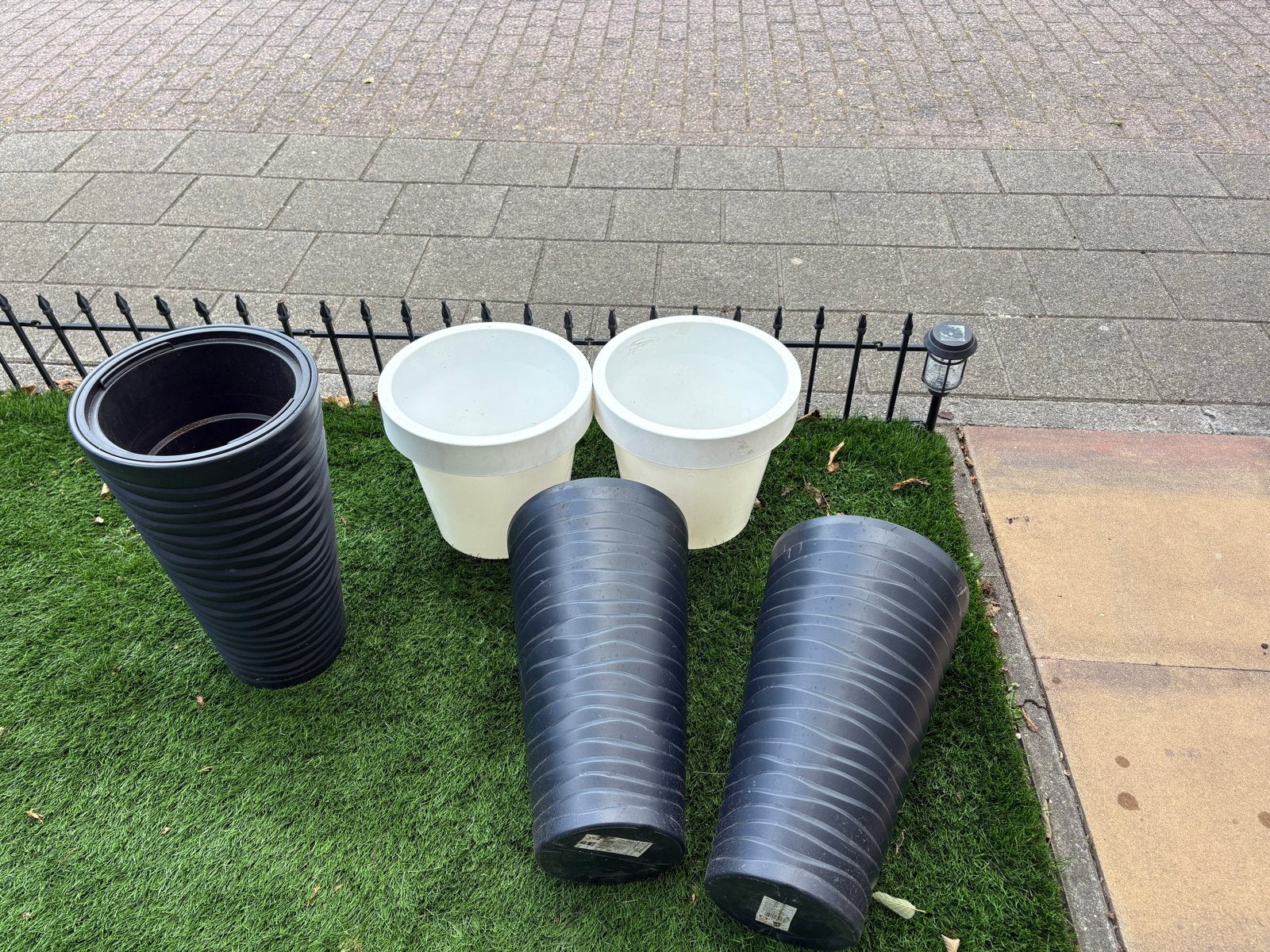 Set van 5 plantenbakken: 3 zwart, 2 wit, Kunststof, Gebruikt, Rond, Binnen