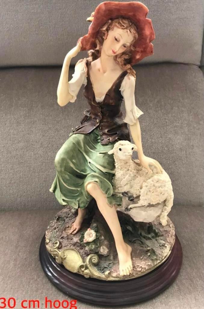 Meisje met Schaap Beeld - 30 cm Hoogte, Ophalen of Verzenden, Zo goed als nieuw, Mens