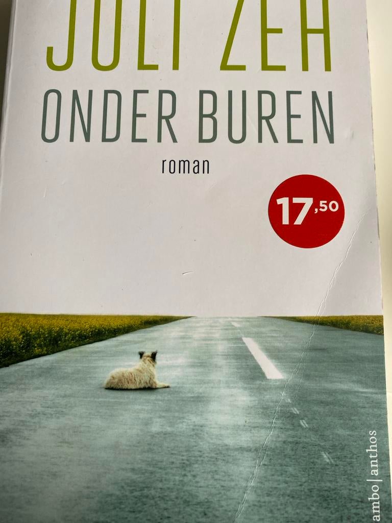 Juli Zeh - Onder Buren (roman) - Zo goed als nieuw, Boeken, Ophalen of Verzenden, Zo goed als nieuw, Nederland