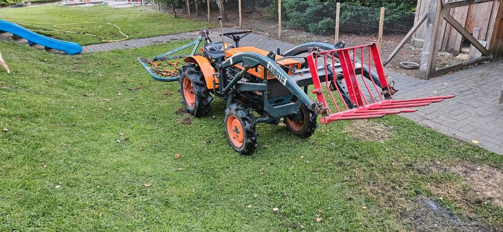 Kubota  compact tractor met voorlader en diverse werktuigen, Zakelijke goederen, Gebruikt, Tot 2500, Tot 80 Pk, Ophalen