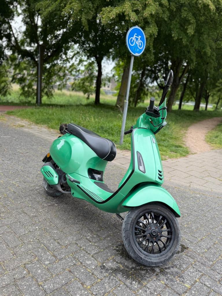 Vespa Sprint 2015 Brommer - BMW M3 Kleur - Goede Staat, Fietsen en Brommers, Snorfietsen en Snorscooters, Ophalen of Verzenden