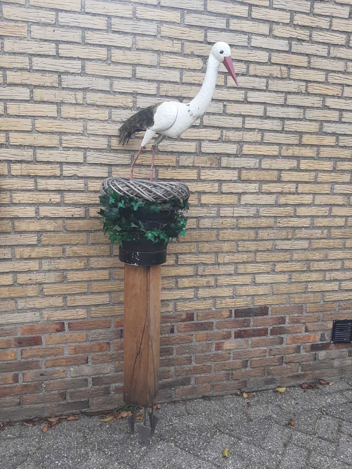 Geboortebord paal met ooievaar op nest, Ophalen, Nieuw, Geboortebord