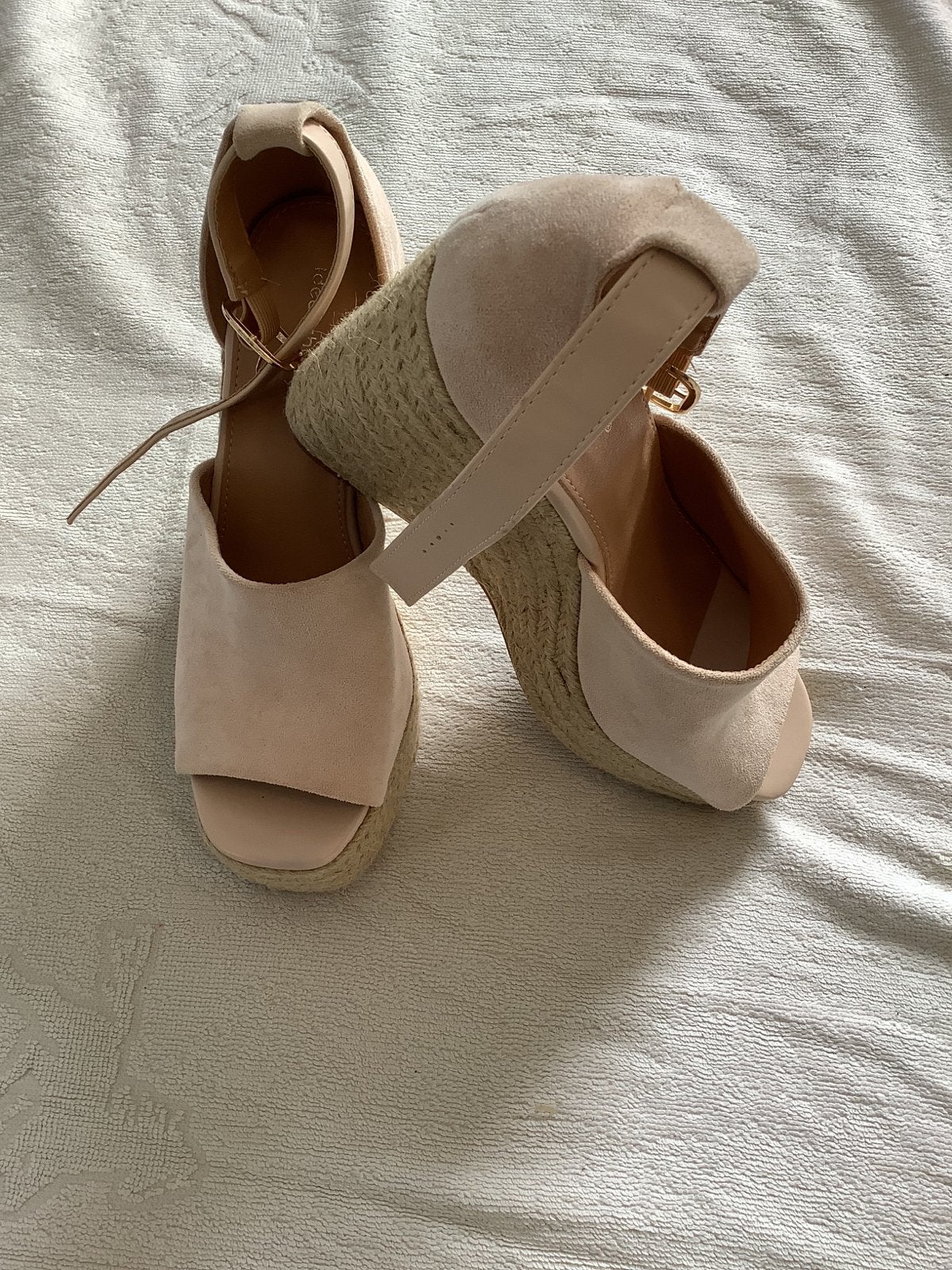 Beige Espadrille Wedges Maat 38 - Ideal Shoes, Ophalen of Verzenden, Nieuw, Beige, Schoenen met hoge hakken