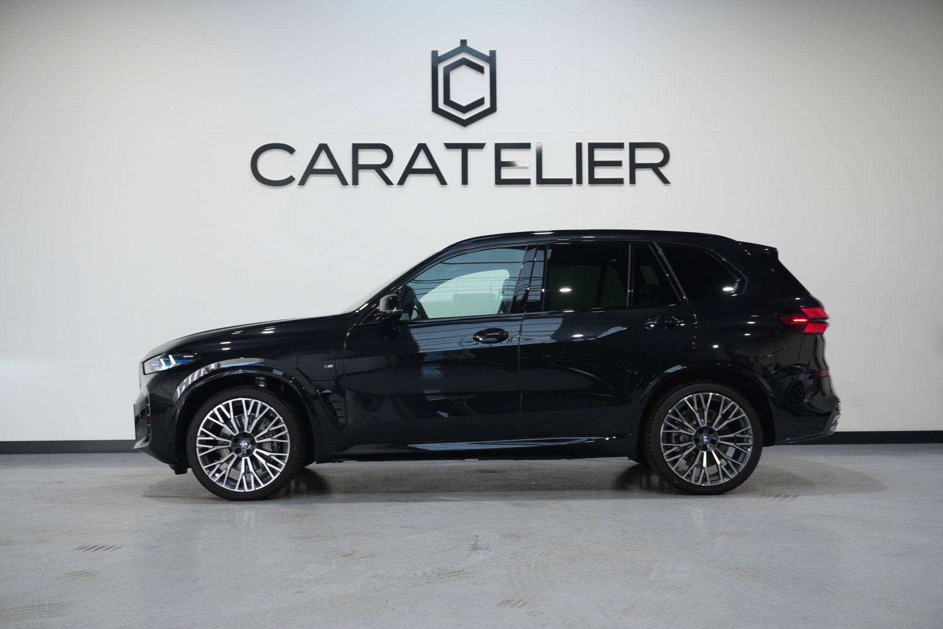 BMW X5 xDrive50e / M-Sportpakket / Panorama / 22'' Velgen, Gebruikt, 2395 kg, Zwart, Origineel Nederlands