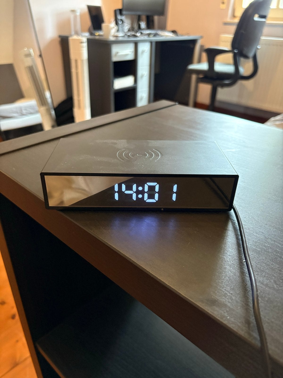 Wekker met draadloze oplader voor iPhone en USB-A aansluitin, Ophalen of Verzenden, Nieuw, Digitaal