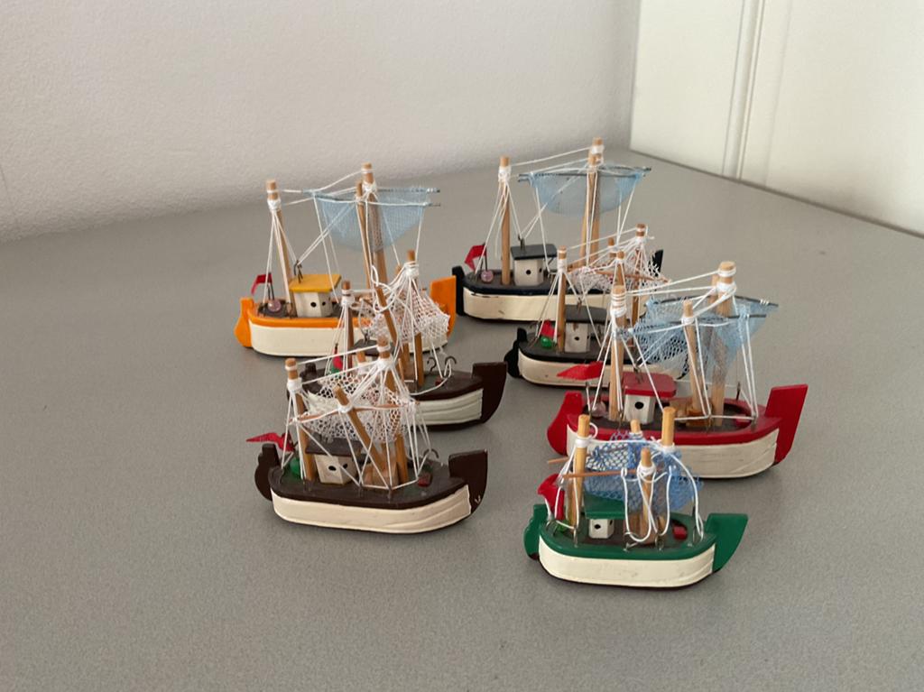 7 mini bootjes, Ophalen of Verzenden, Zo goed als nieuw, 1:200 of kleiner