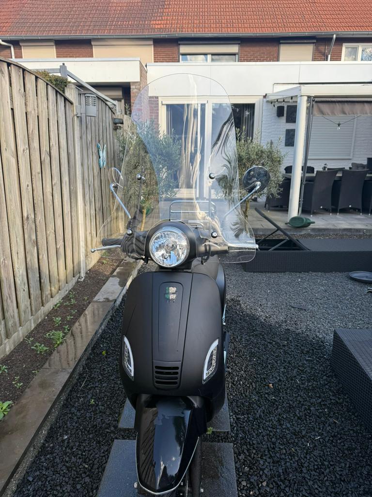 GTS toscana scooter mat zwart met windscherm, Fietsen en Brommers, Snorfietsen en Snorscooters, Ophalen, Zo goed als nieuw, Benzine