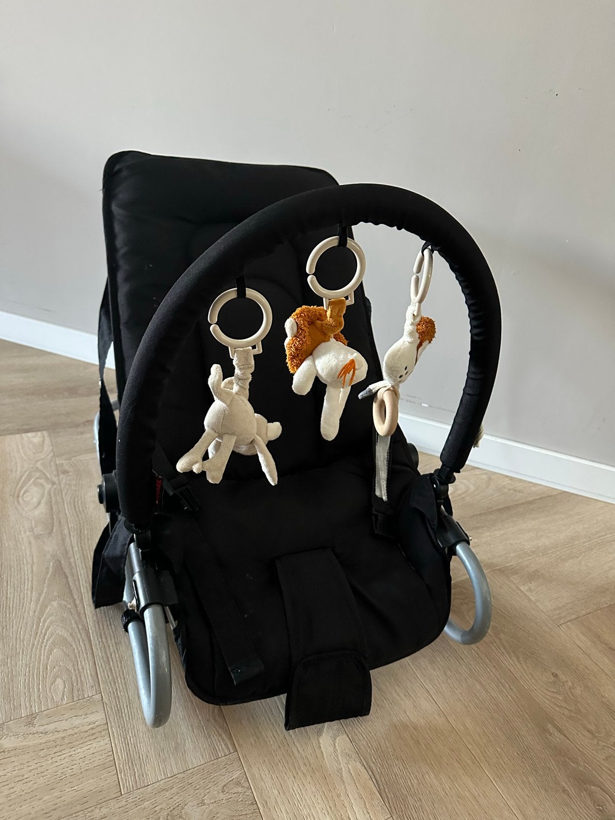 Comfortabele zwarte wipstoel met speelboog, Gebruikt, Verstelbaar, Wipstoel, Ophalen of Verzenden