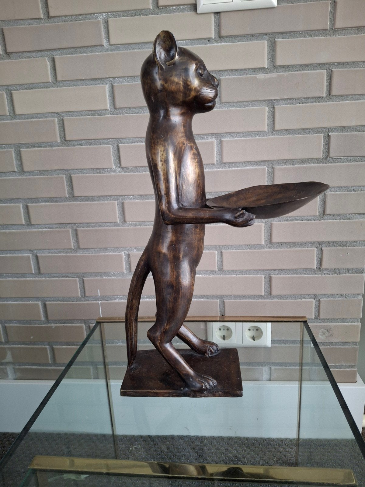 Bronzen Kat Beeld met Schaal - Decoratief en Uniek, Ophalen of Verzenden, 20 - 50 cm, Beeld, Bruin