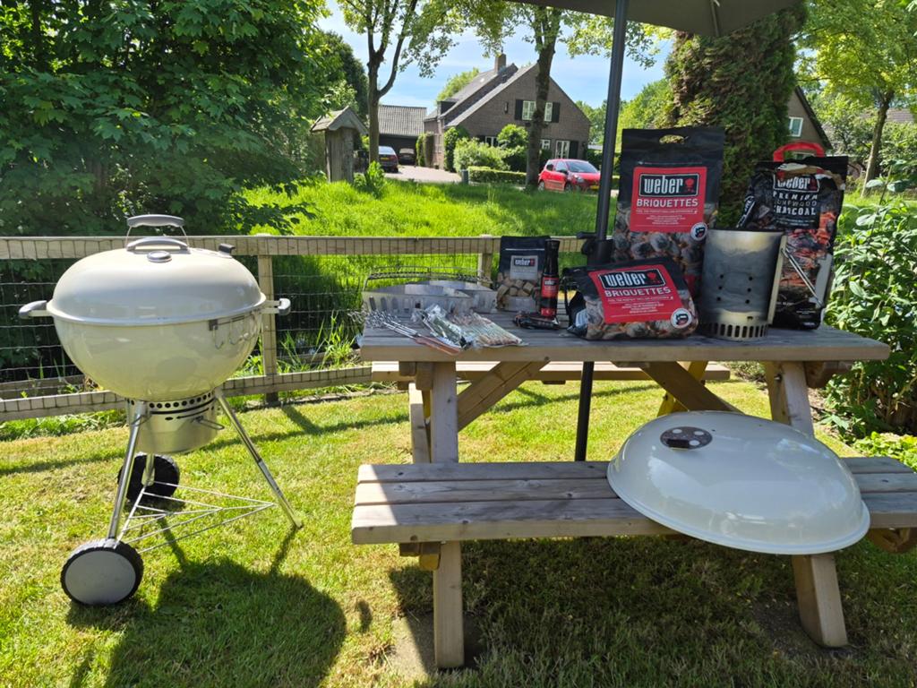 Weber BBQ Kettle Premium - Ø 57 cm  + heel veel accessoires, Ophalen, Zo goed als nieuw, Weber