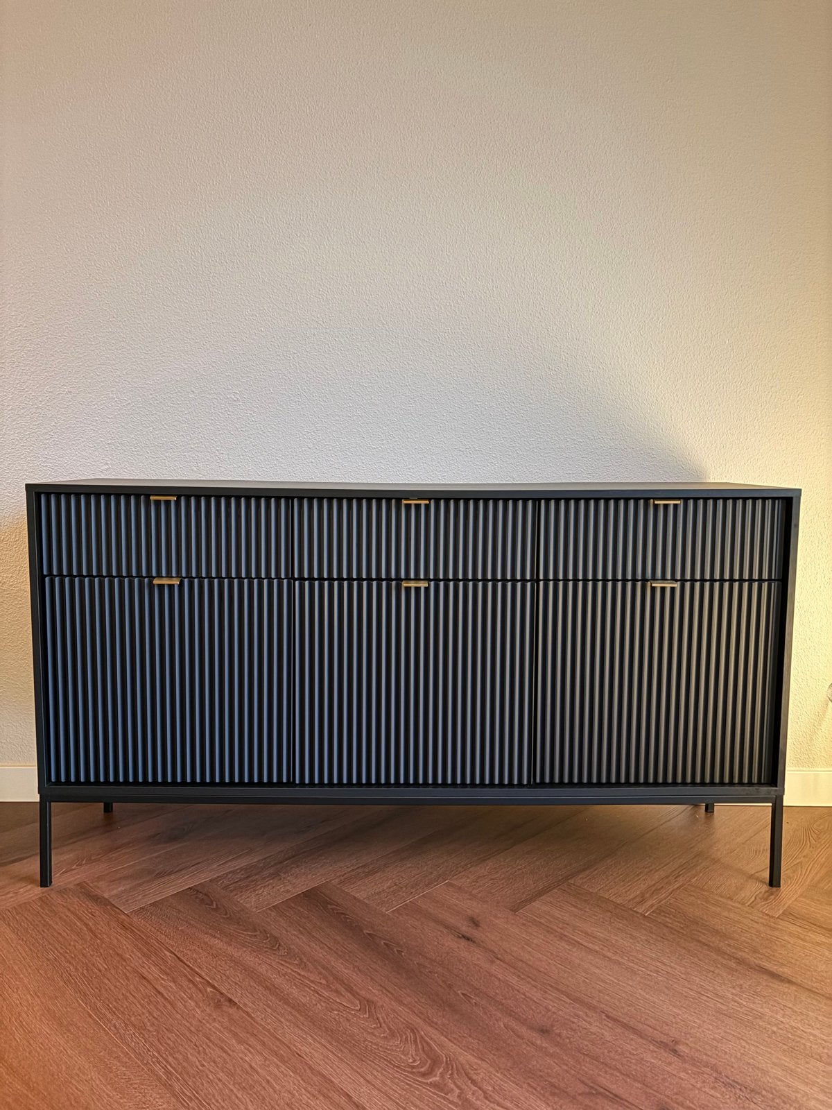 Dressoir Navil Zwart 154x39x83 cm – Zo goed als nieuw!, Huis en Inrichting, Kasten | Dressoirs, Ophalen, Overige materialen, 150 tot 200 cm