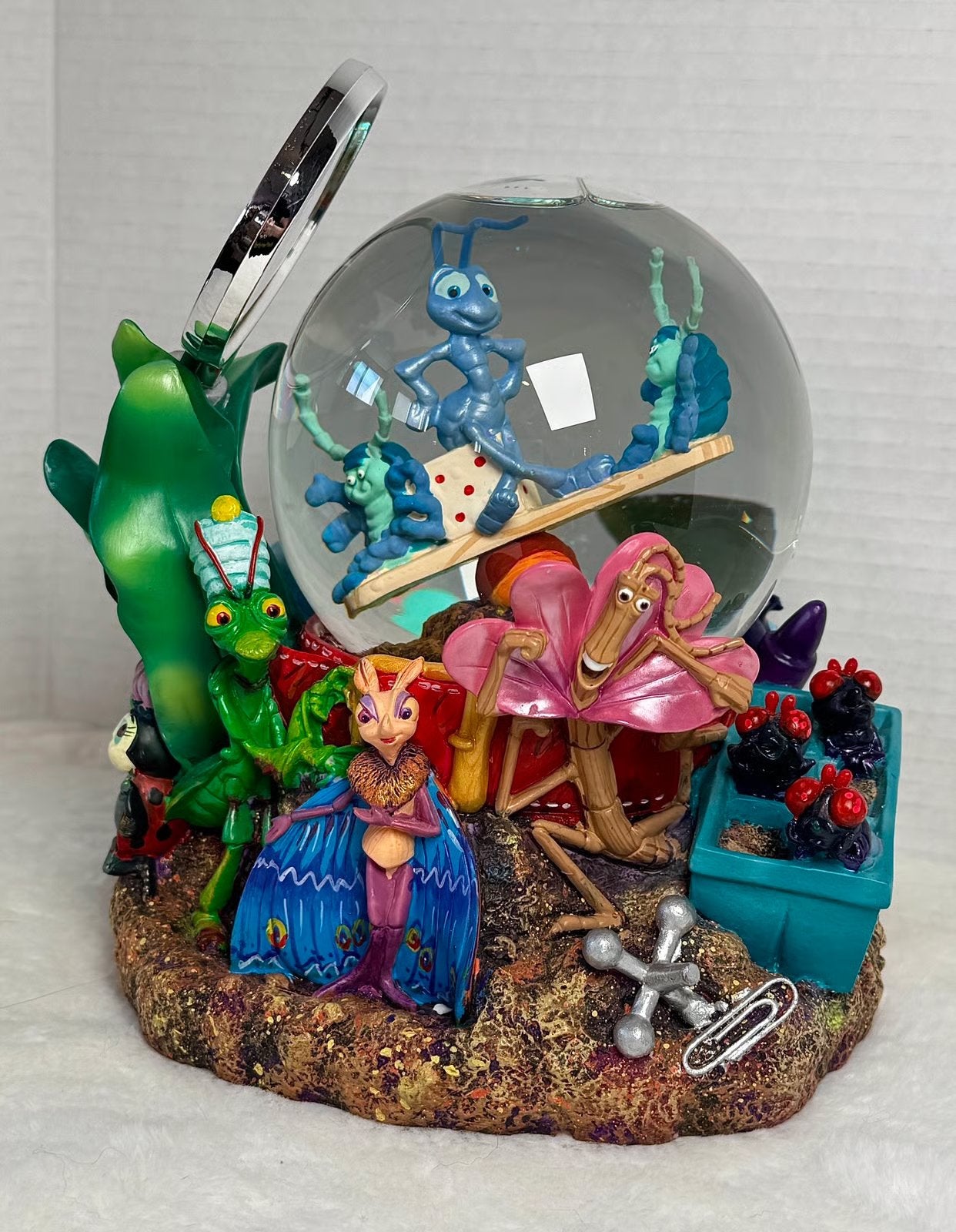 Bugs.life globe, Ophalen, Zo goed als nieuw, Beeldje of Figuurtje