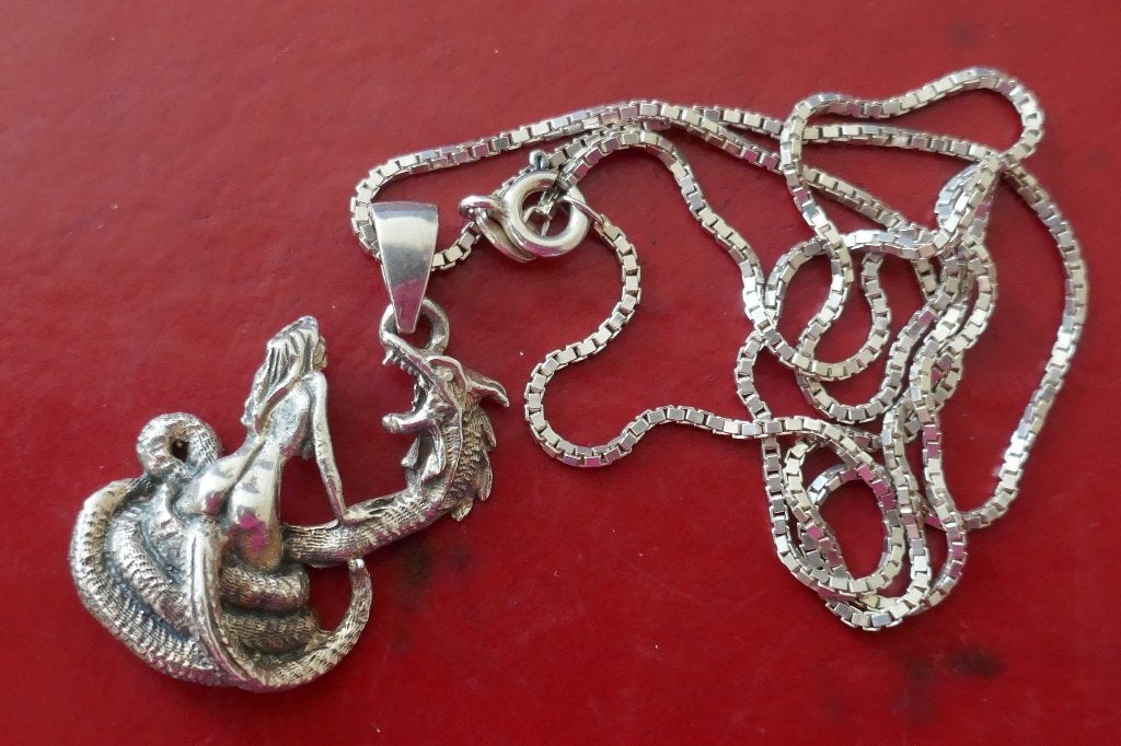 Meisje met Draak  -  hanger aan ketting  -  zilver., Met hanger, Verzenden, Zo goed als nieuw, Zilver