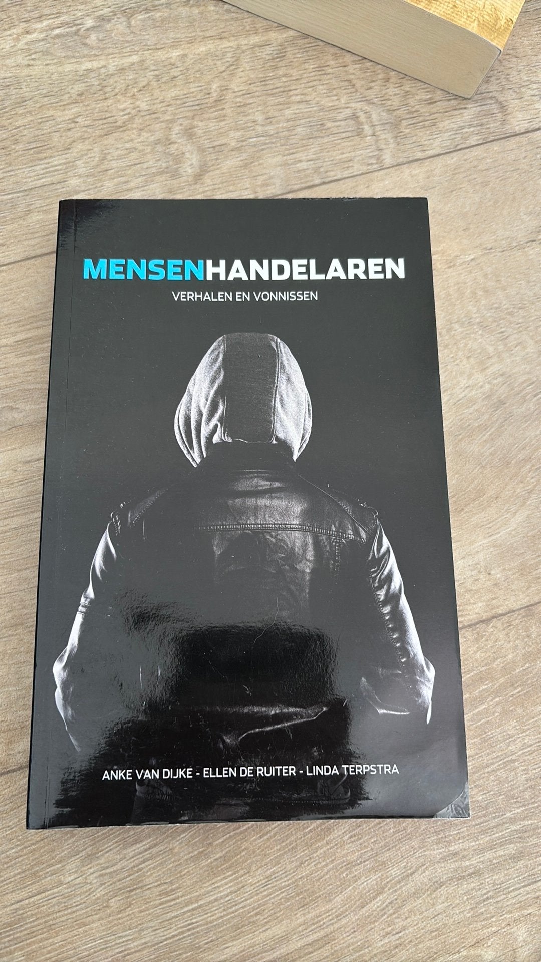 Ellen de Ruiter - Mensenhandelaren, Gelezen, Ellen de Ruiter; Linda Terpstra; Anke van Dijke, Ophalen of Verzenden, Wereld