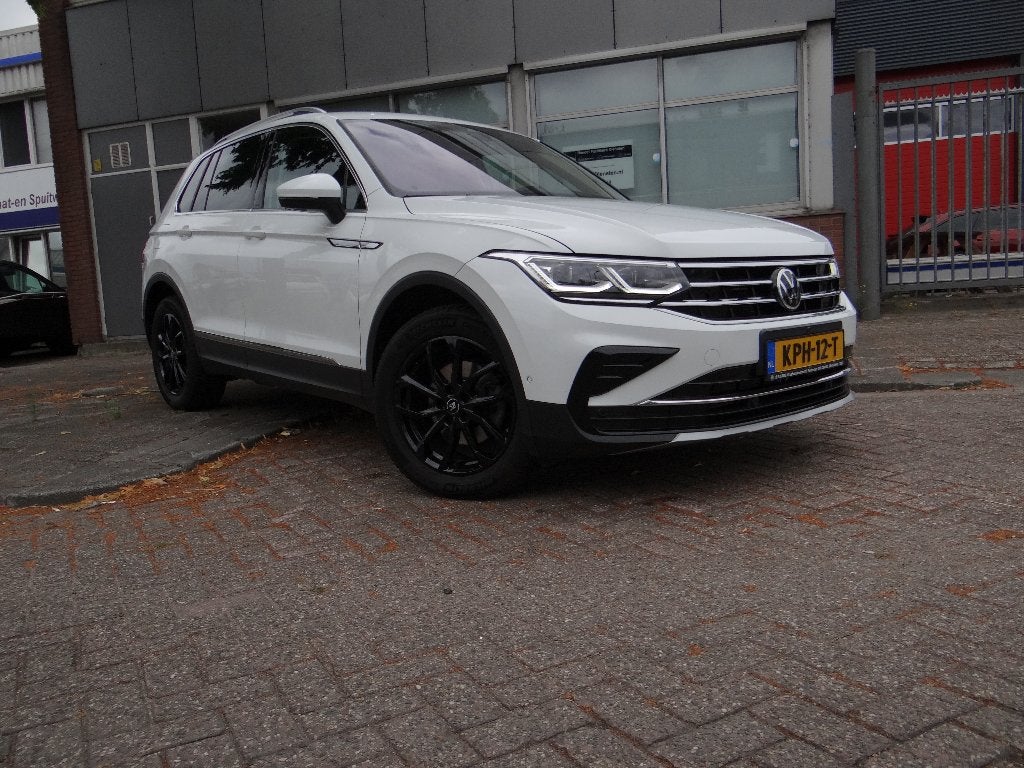 VW TIGUAN 1.5 TSI/2023/AUTOMAAT/BUSINESS HIGHLINE/ VOL OPTIE, Dealer onderhouden, 1800 kg, 4 cilinders, 150 pk