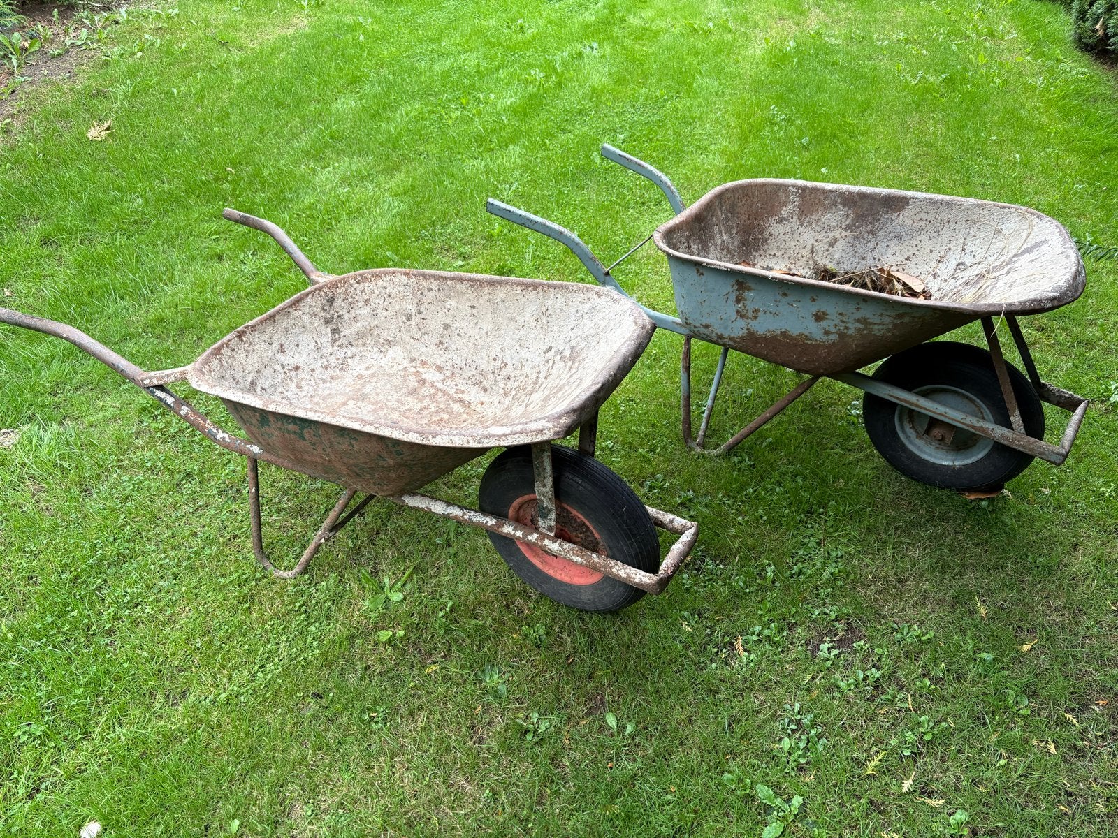 Twee gebruikte kruiwagens voor tuin en klus, Ophalen, Gebruikt, Handmatig, Eenwielig