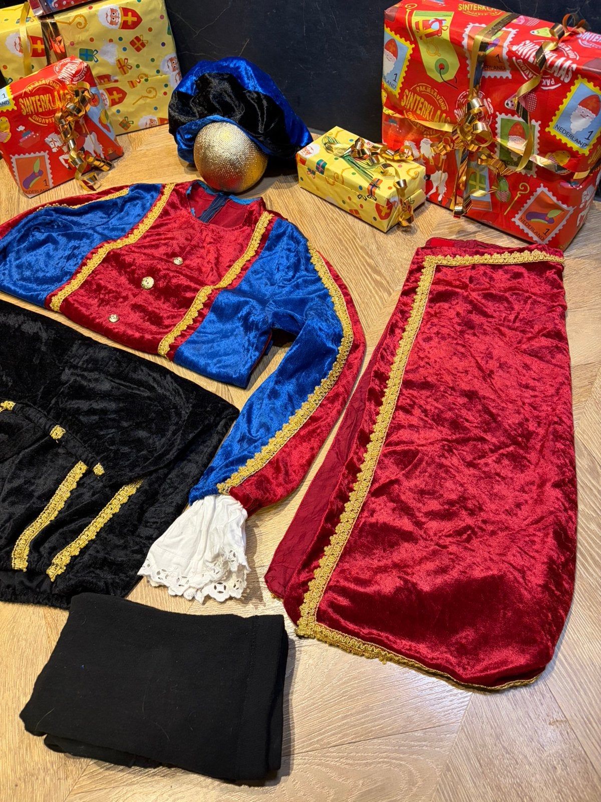 Pietenpak maat s handwerk blauw en rood sinterklaas, Diversen, Sinterklaas, Ophalen of Verzenden, Zo goed als nieuw