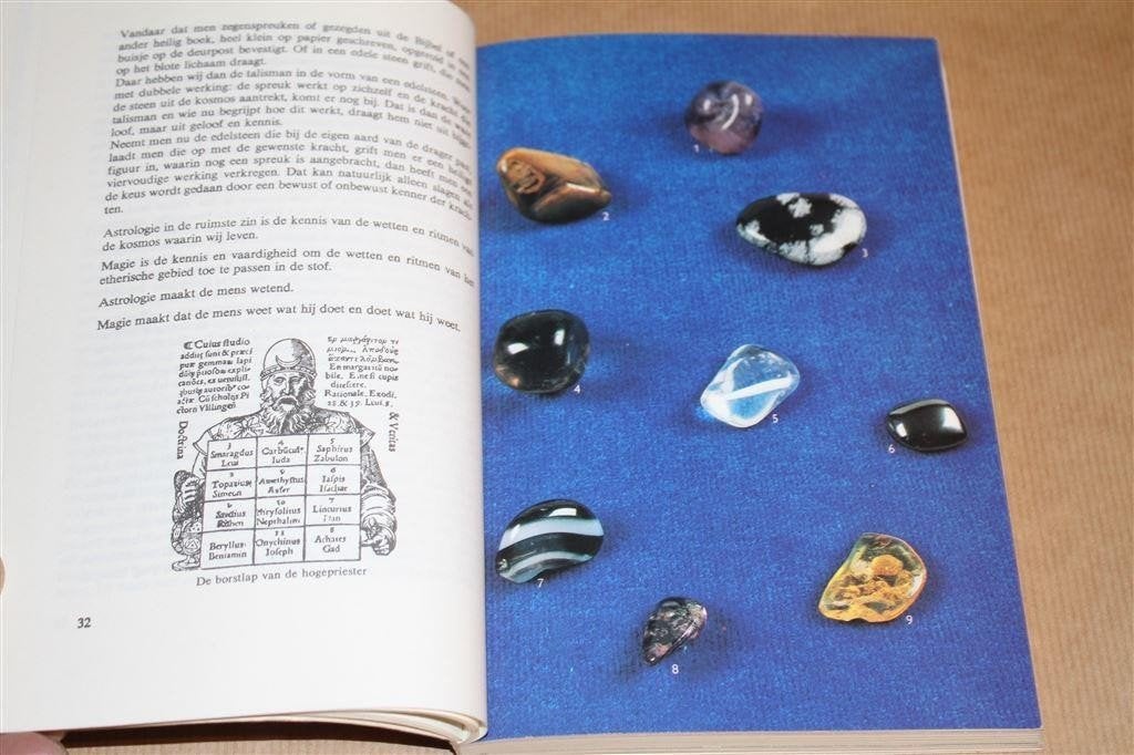 Verborgen krachten der edelstenen. Mellie Uyldert., Boeken, Ophalen of Verzenden, Gelezen, Overige onderwerpen, Achtergrond en Informatie