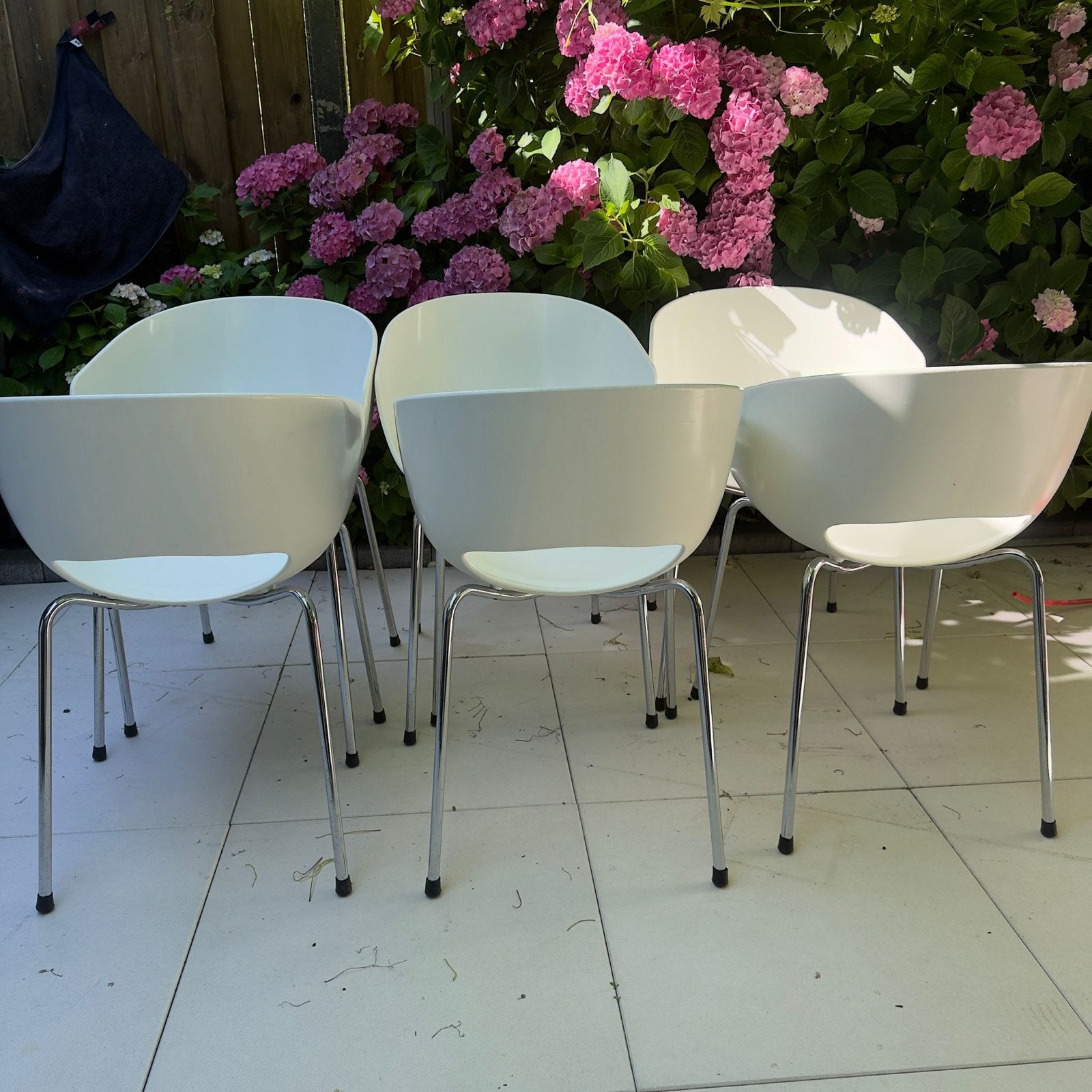 Set van 6 moderne witte stoelen met metalen onderstel, Huis en Inrichting, Stoelen, Ophalen, Kunststof, Gebruikt, Wit