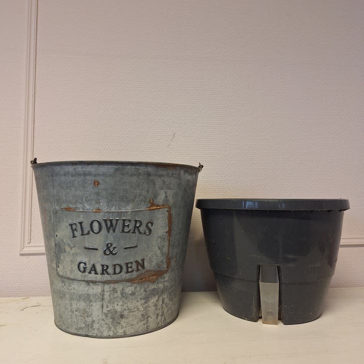 Vintage Metalen Bloempot + 2x Kunststof Inzetstuk