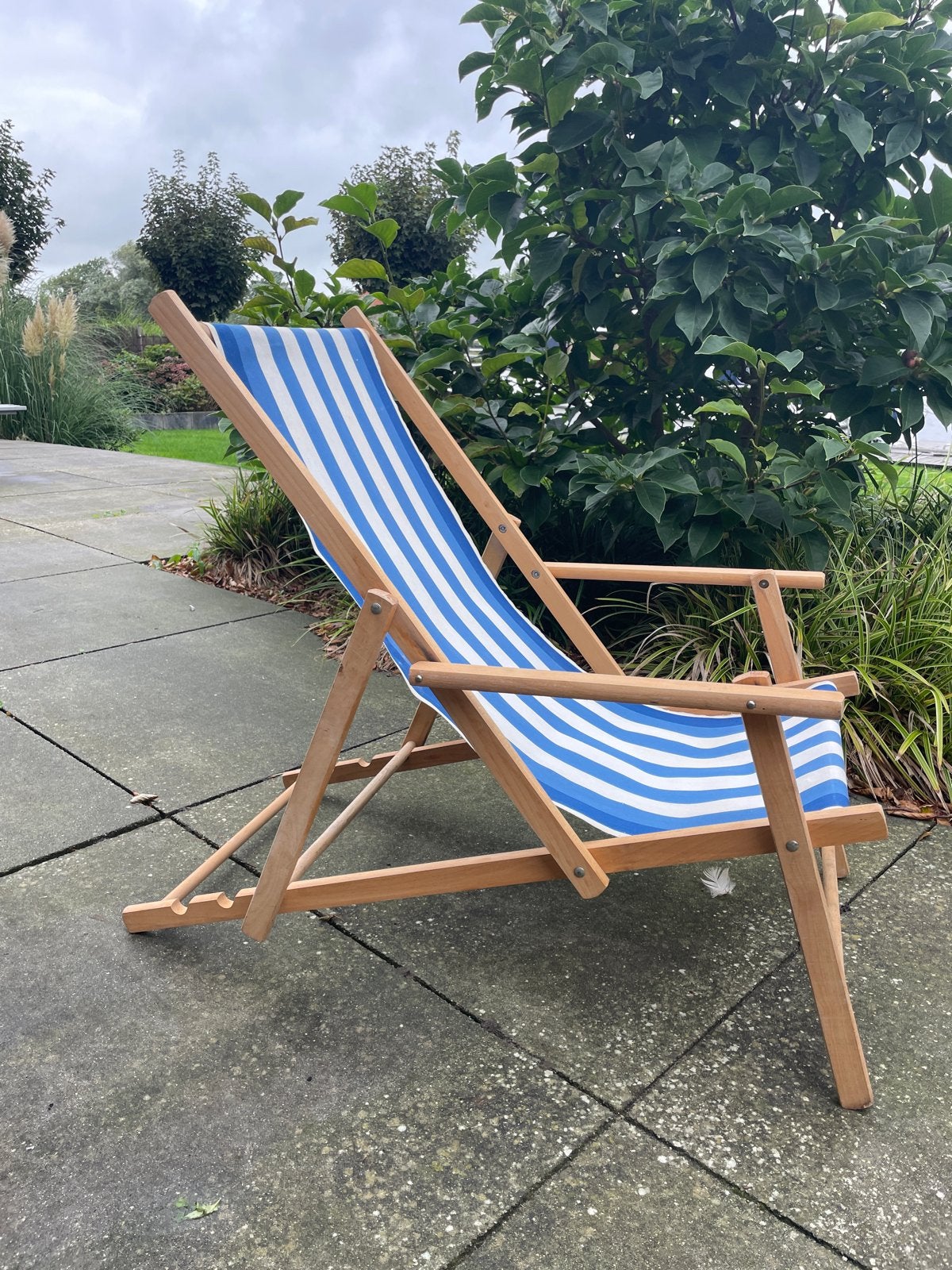 Verstelbare strandstoel met blauw-wit gestreepte stof, Ophalen of Verzenden, Gebruikt, Hout, Inklapbaar