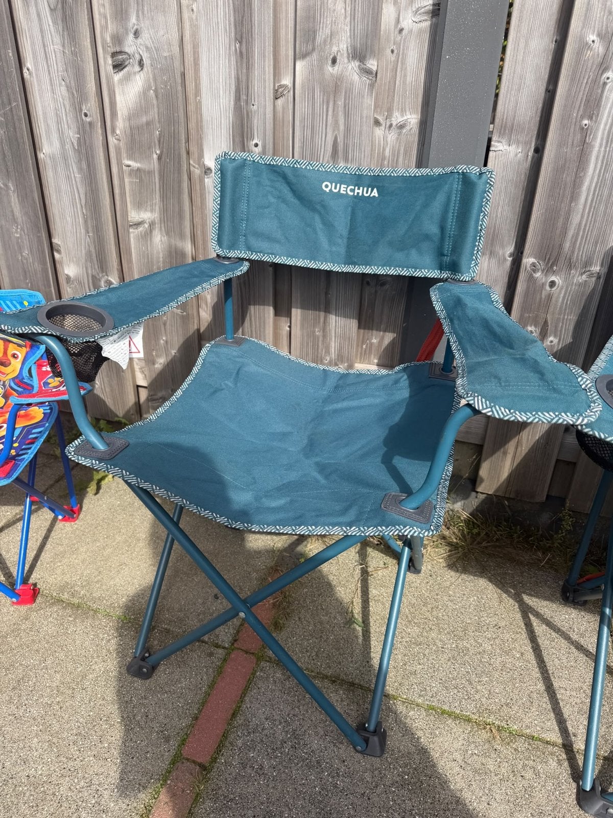 QUECHUA Opvouwbare campingstoel met armleuningen, Ophalen of Verzenden, Zo goed als nieuw, Campingstoel