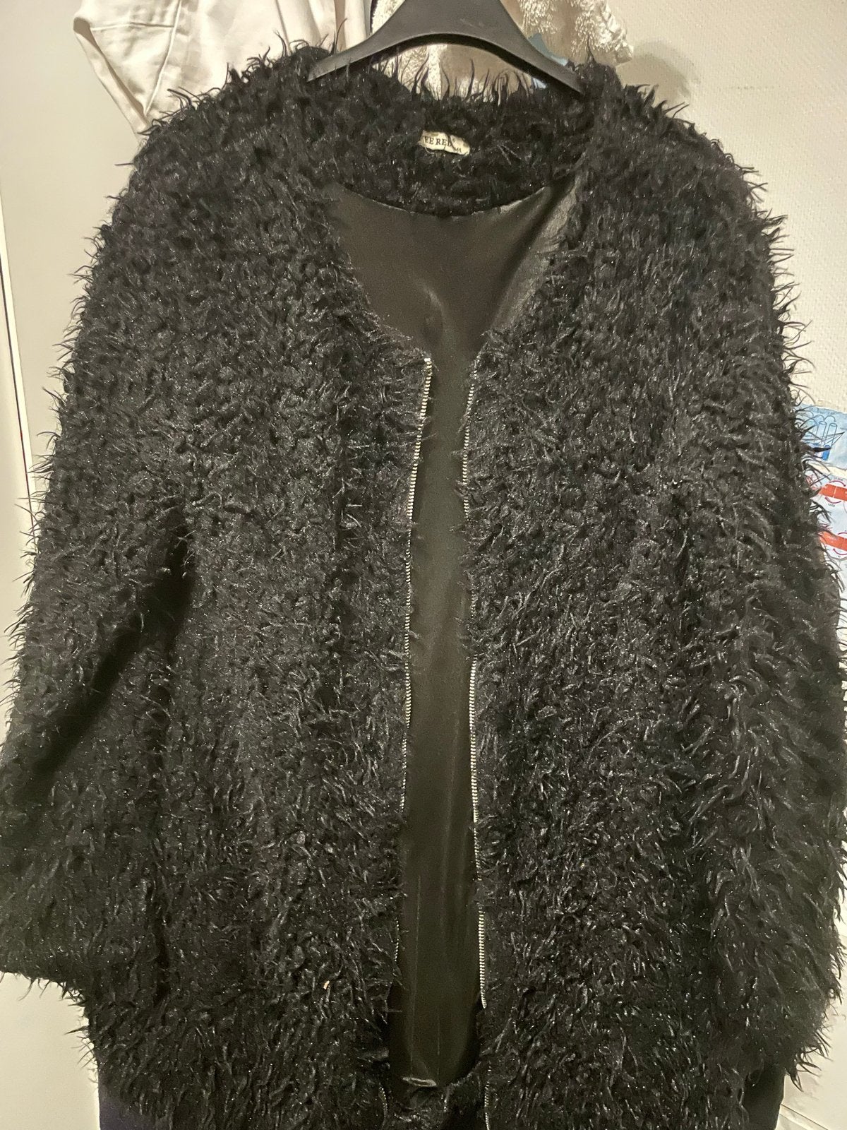 Zwart pluizig vest/jasje - Maat M, Kleding | Dames, Jassen | Zomer, Ophalen of Verzenden, Zo goed als nieuw, Maat 38/40 (M), Zwart