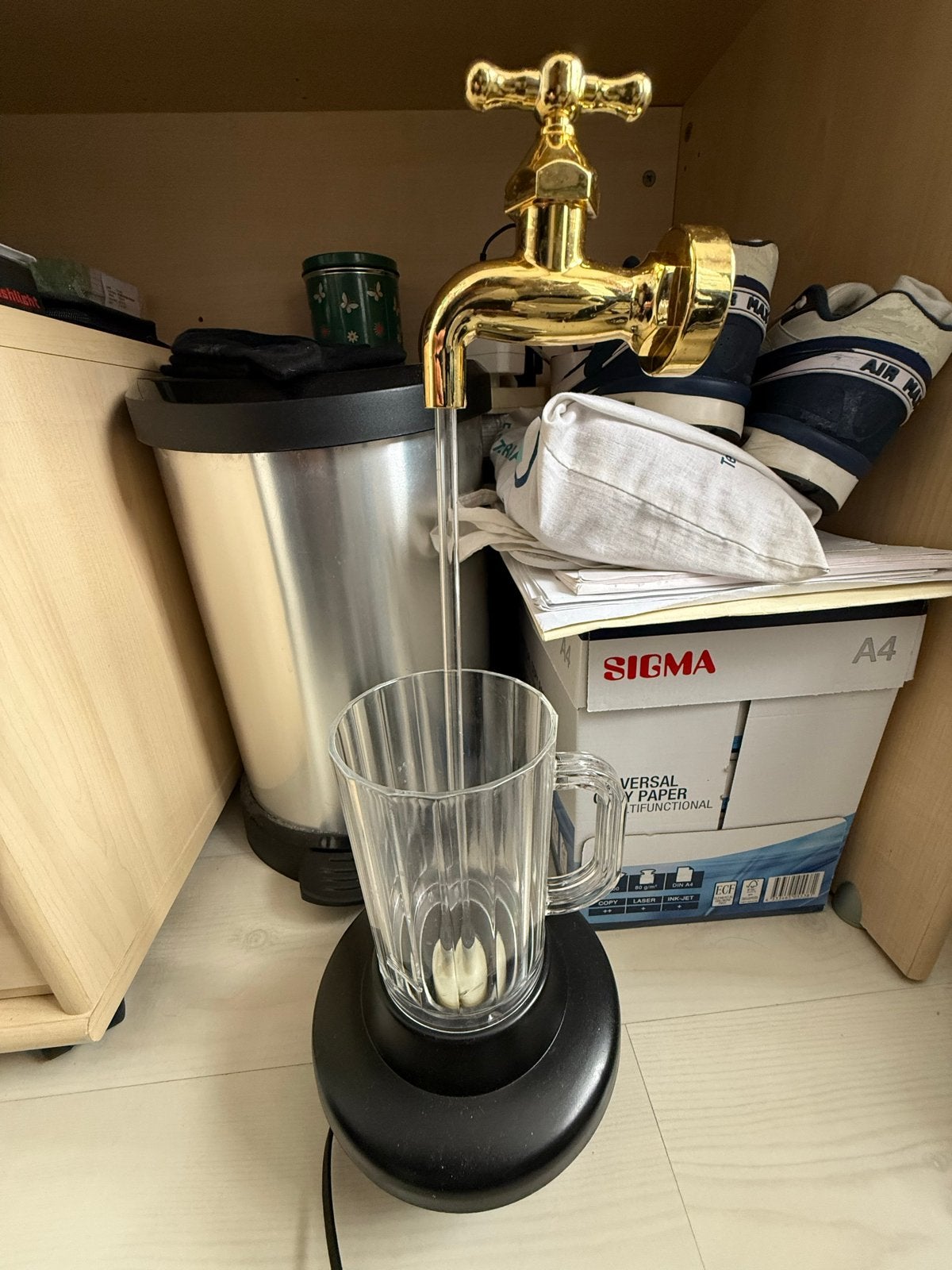 Magische Kraan Mok - Optische Illusie Lamp, Ophalen, Kunststof, Zo goed als nieuw, Goud