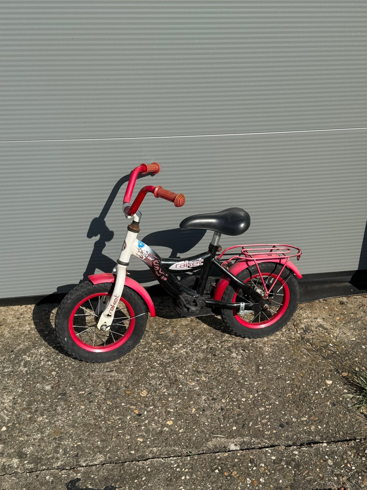 Kinderfiets Raket 12 inch - roze/zwart, Fietsen en Brommers, Ophalen, Gebruikt, Terugtraprem, Minder dan 16 inch