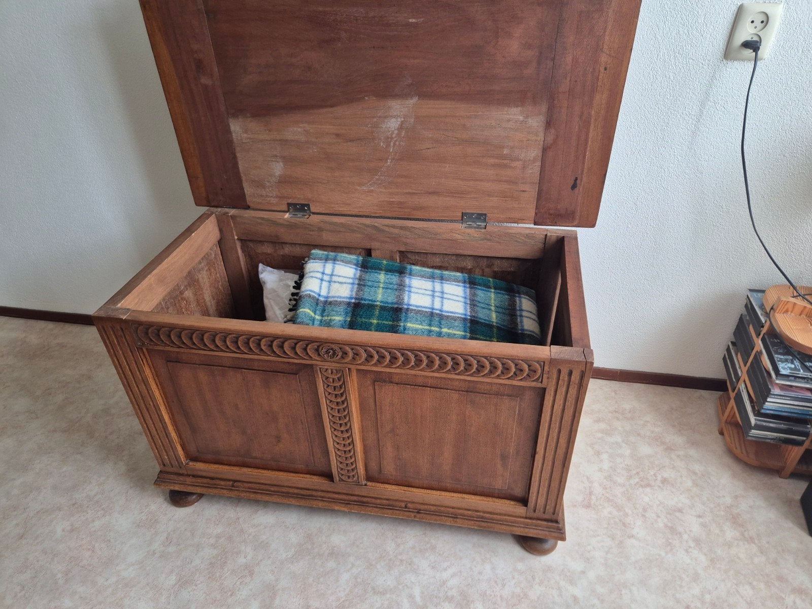 Dekenkist van authentiek hout van oude kerkbanken, Huis en Inrichting, Ophalen, Gebruikt, Overige houtsoorten
