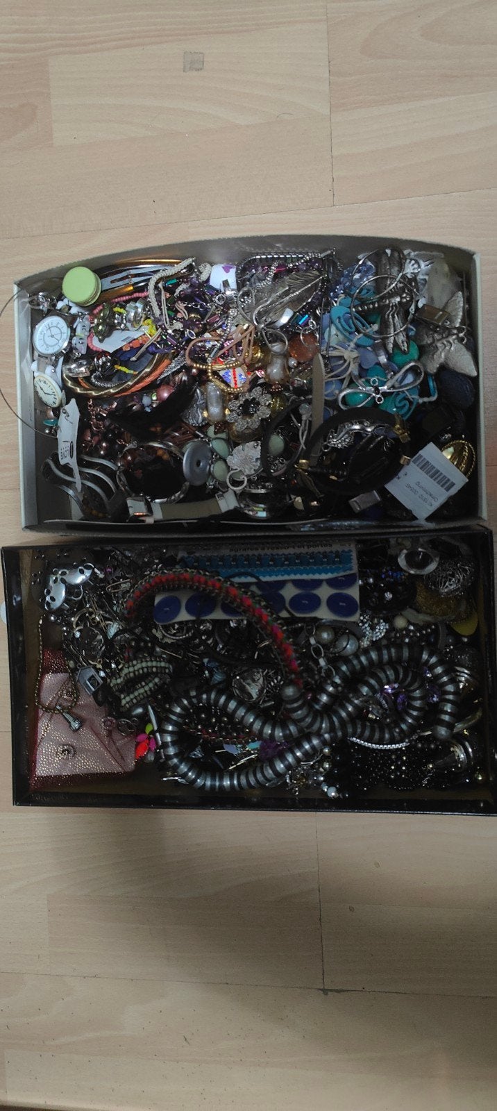 2 volle schoenendozen met ongesorteerde sieraden/onderdele, Ophalen of Verzenden