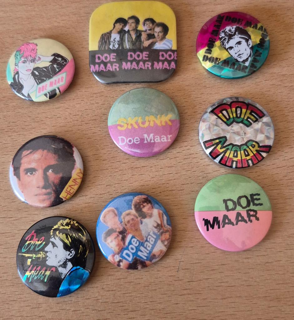 9 Originele Doe Maar Buttons - Vintage Jaren '80 Collectie, Verzamelen, Muziek, Artiesten en Beroemdheden, Ophalen of Verzenden