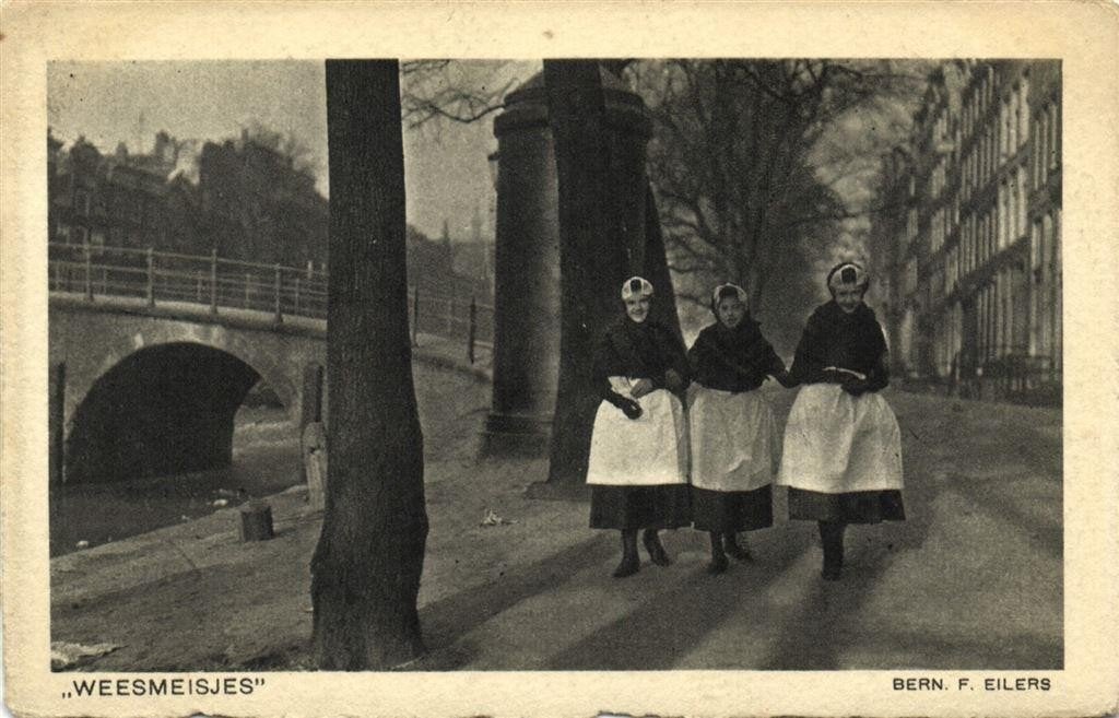 Weesmeisjes - Amsterdam - Singel - ongelopen, Ophalen of Verzenden, 1920 tot 1940, Ongelopen, Noord-Holland