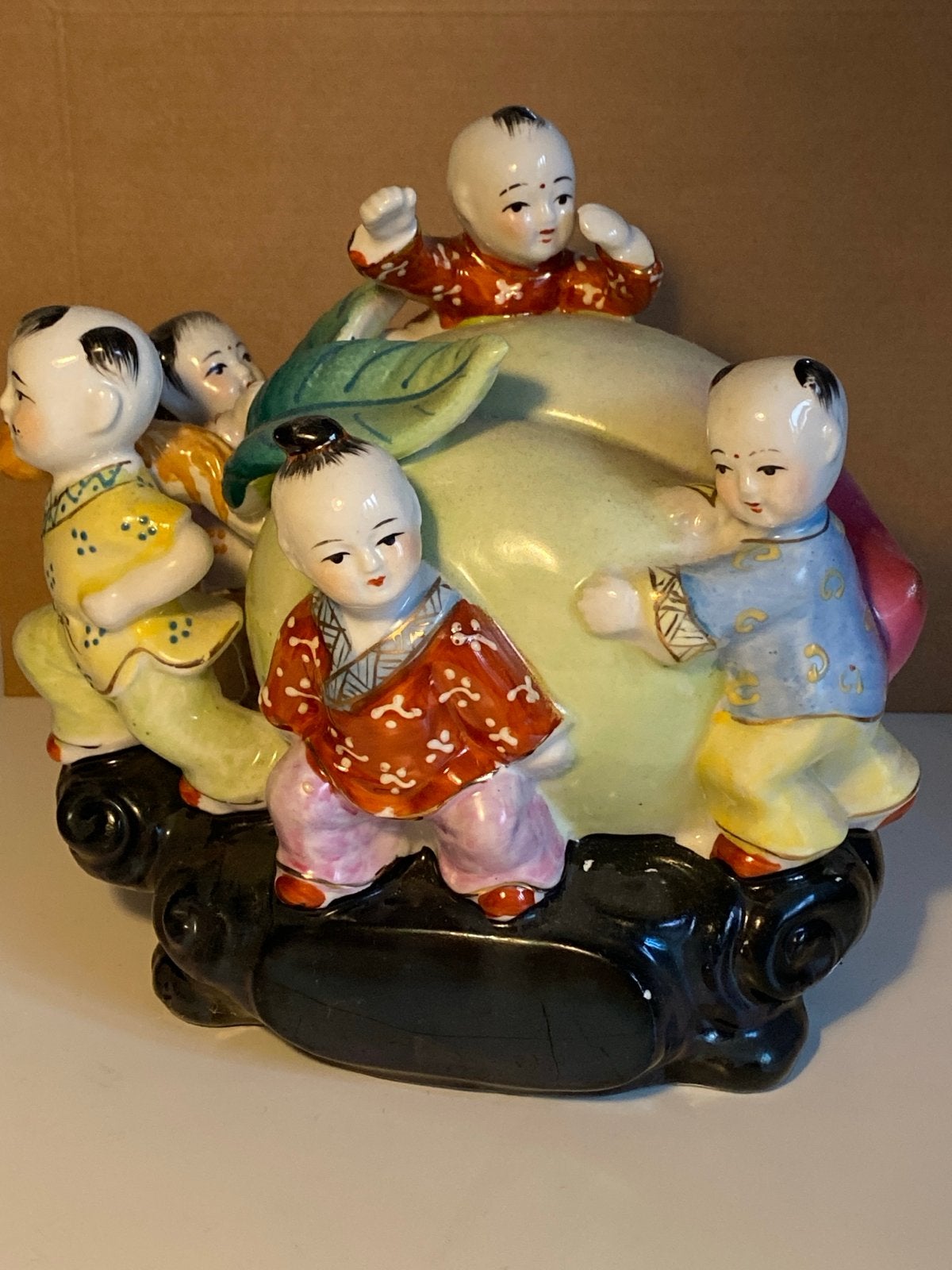 • Vintage Chinees Porseleinen Beeld Vijf Kinderen met Perzik, Ophalen of Verzenden