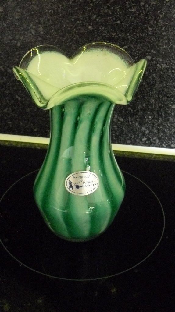 Groen handmade vaasje met schulprand, Antiek en Kunst, Ophalen of Verzenden