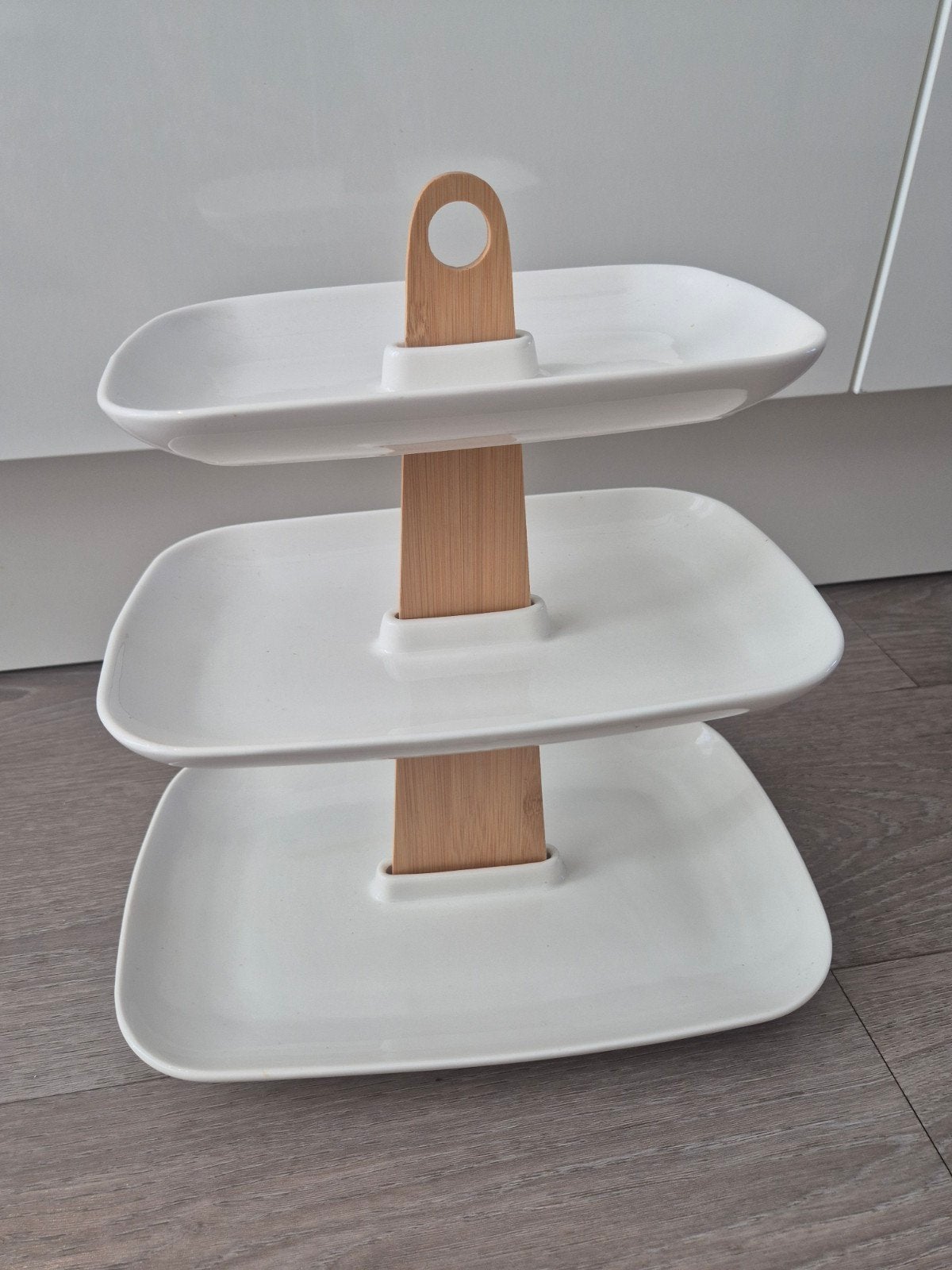 Etagère 3-laags wit porselein met bamboe handvat, Ophalen, Etagère, Zo goed als nieuw, Met handvat