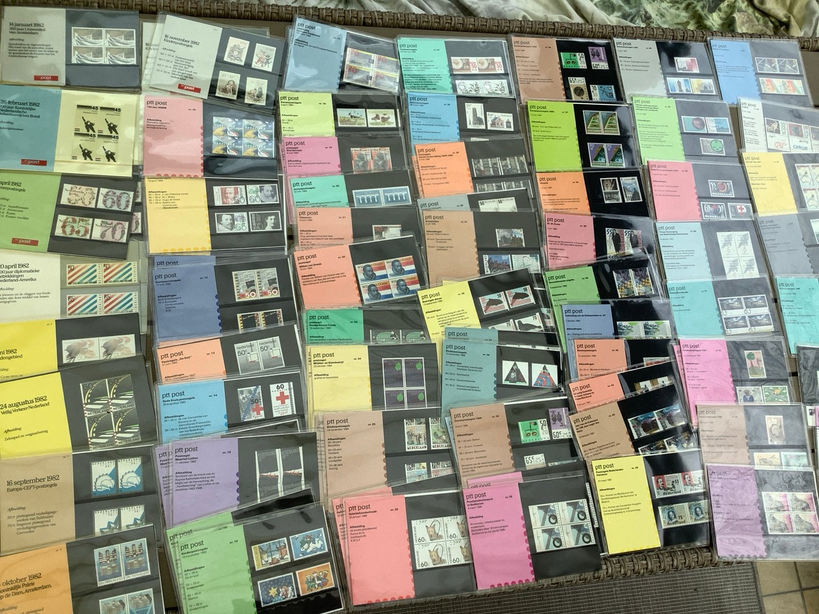80 PTT mapjes Nederland 1982-1989, Postzegels en Munten, Ophalen of Verzenden, Na 1940, Postfris