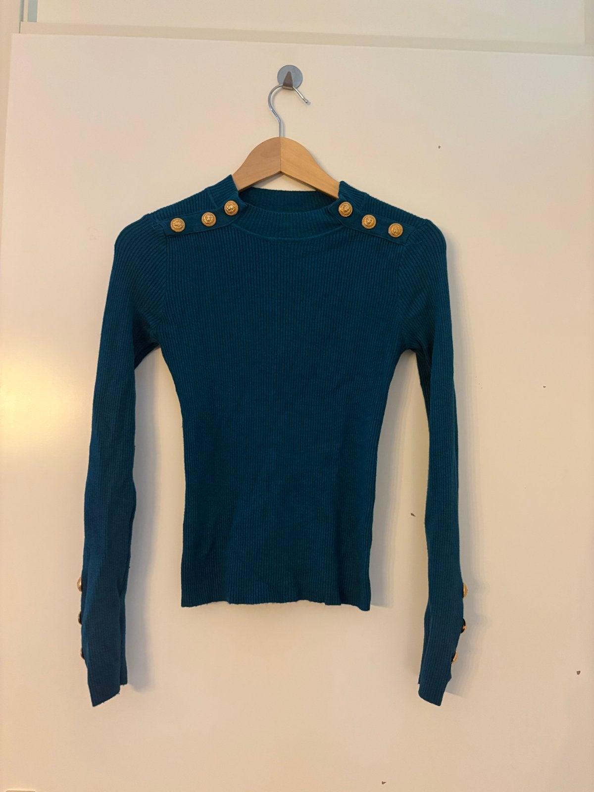 Loekay ribgebreide trui met gouden knopen, Ophalen of Verzenden, Zo goed als nieuw, Maat 36 (S), Blauw