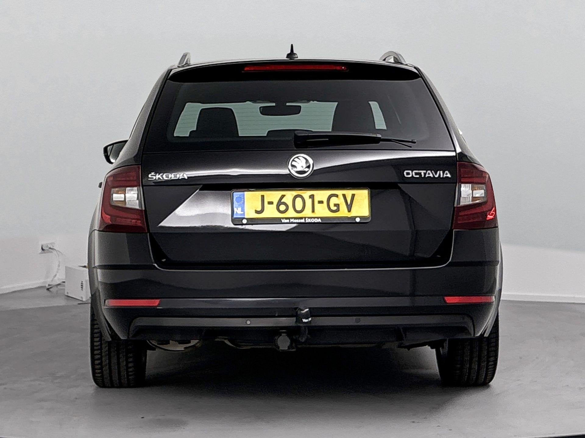 Skoda Octavia Combi 1.5 TSI Greentech Business Edition Plus, Auto's, 12 maanden, Gebruikt, Zwart, 650 kg