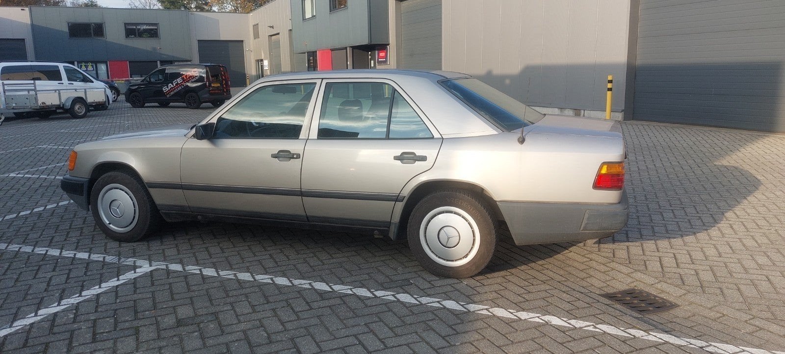 Mercedes-Benz  300 E AUT K6 1986 Grijs, Auto's, Automaat, Achterwielaandrijving, 1338 kg, 179 pk