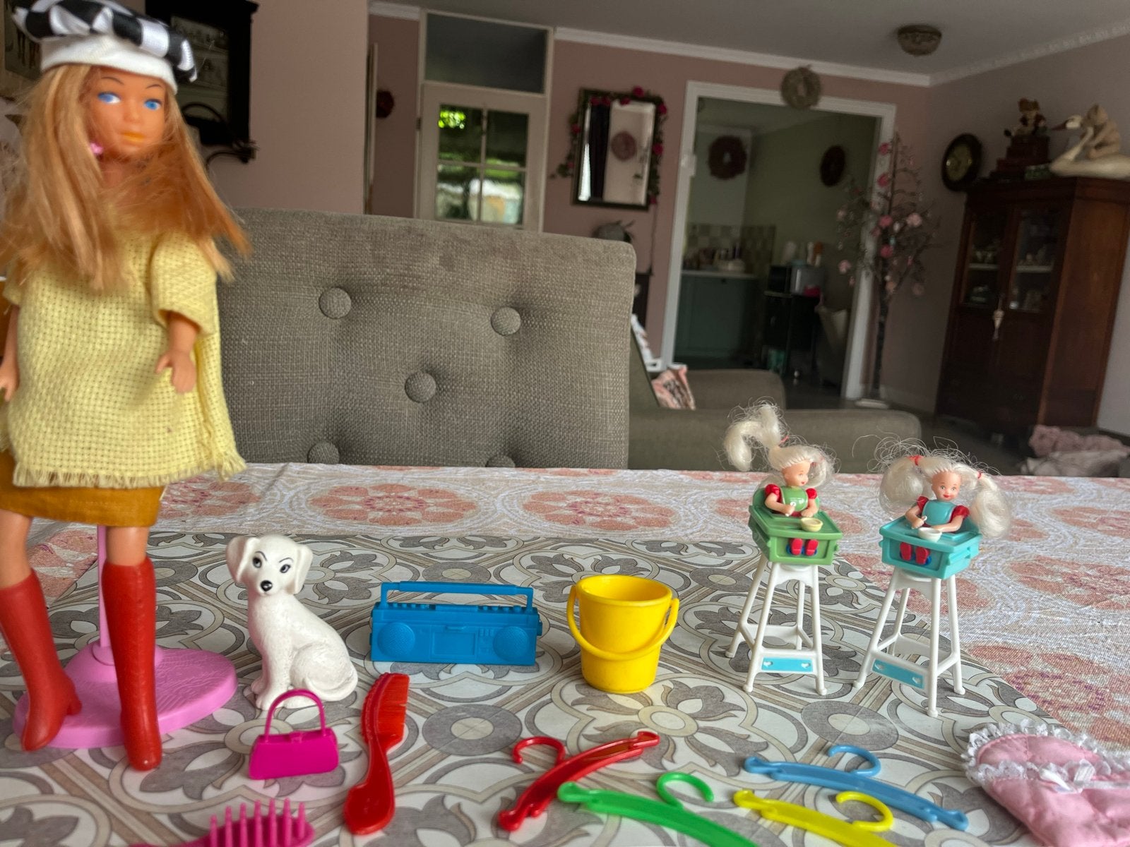 Vintage Barbie met accessoires en twee kleine poppen, Ophalen of Verzenden, Gebruikt, Barbie