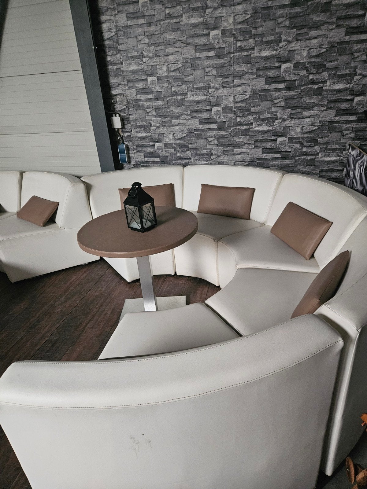 Lounge zits met bruine kussens en tafels, Huis en Inrichting, Ophalen, 150 cm of meer, Vierpersoons of meer