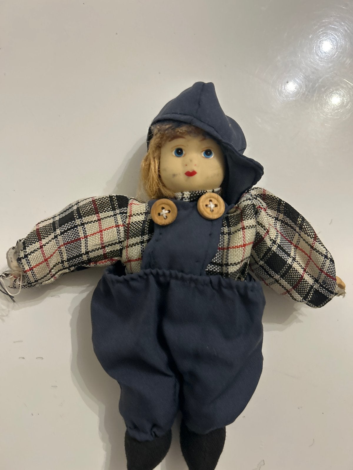Vintage popje in geruite blouse en tuinbroek - 18 cm, Ophalen of Verzenden, Zo goed als nieuw, Pop