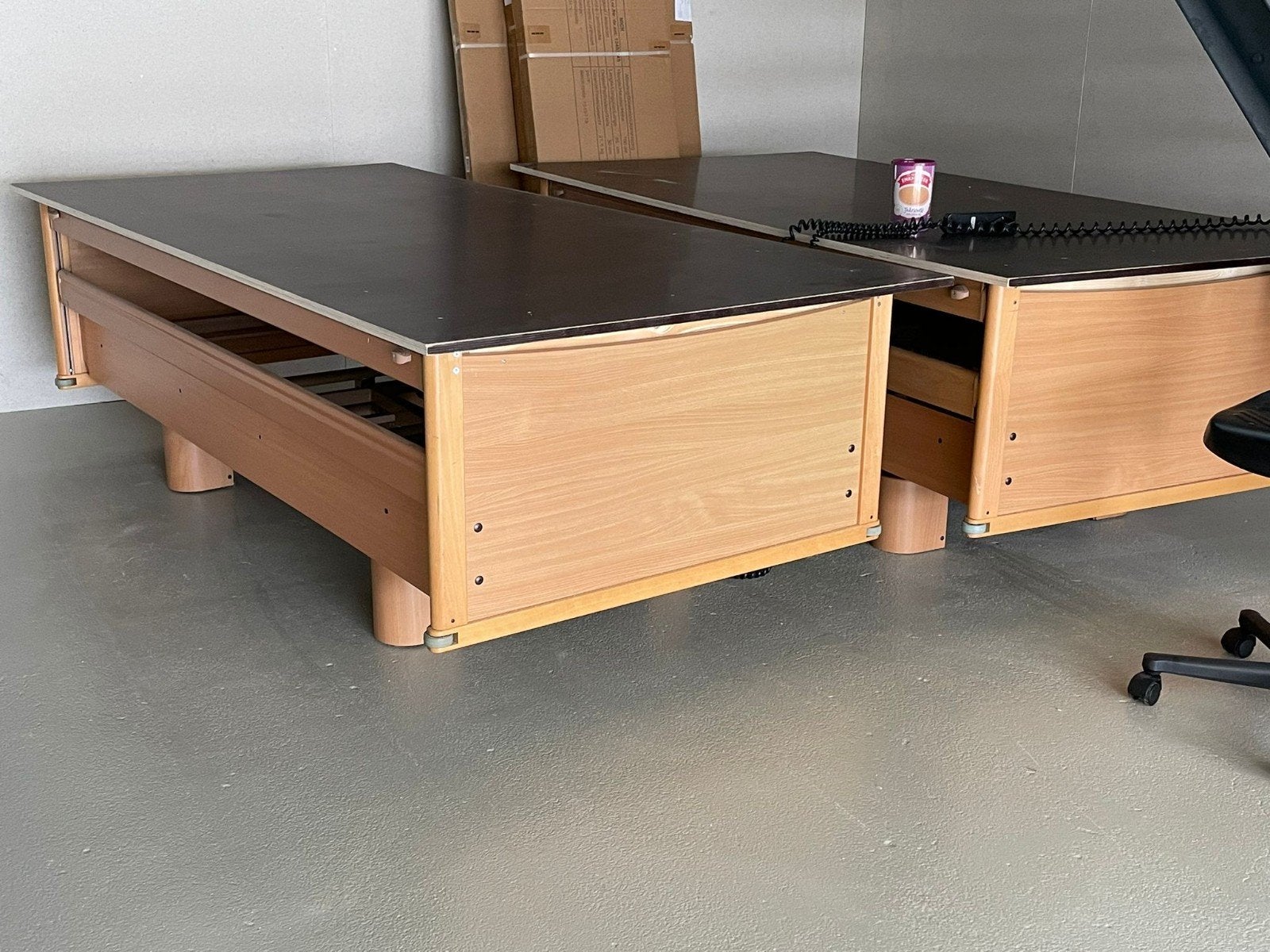 Één in hoogte verstelbare werktafel, Ophalen, Gebruikt, 75 cm of meer, 200 cm of meer