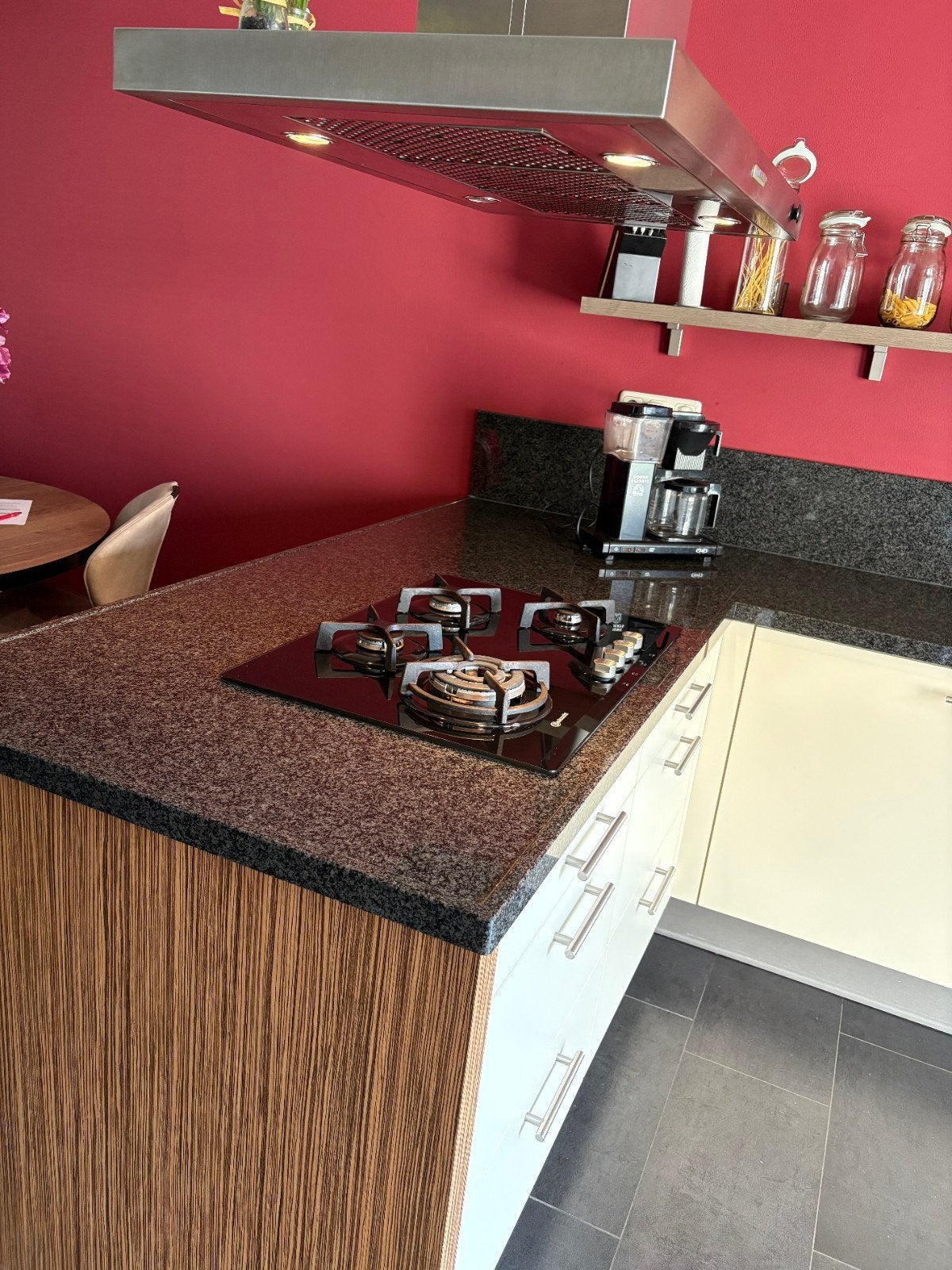 Moderne hoekkeuken met inbouwapparatuur, Ophalen, Gebruikt, Hoekkeuken, Graniet of Steen