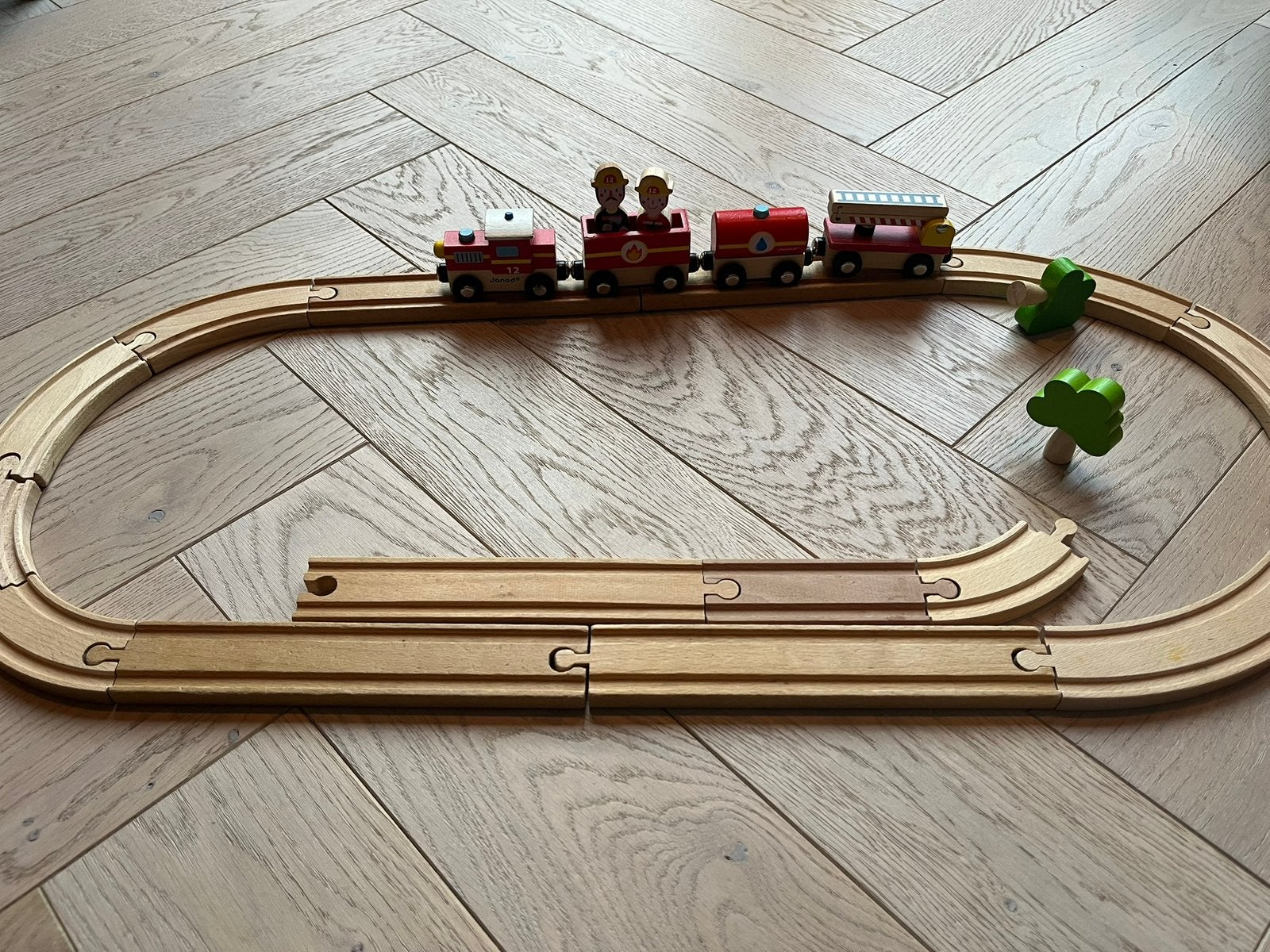 Leuke houten brandweer trein van het merk Janod met rails, Ophalen of Verzenden, Gebruikt, Rij- of Hobbelspeelgoed