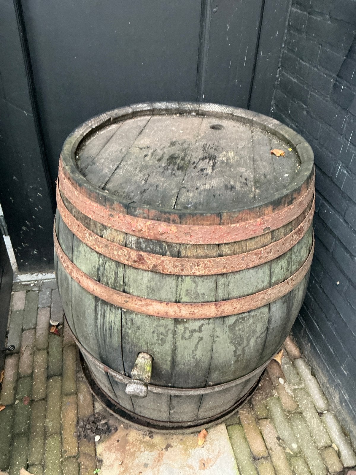 Oude houten regenton met kraan, Ophalen