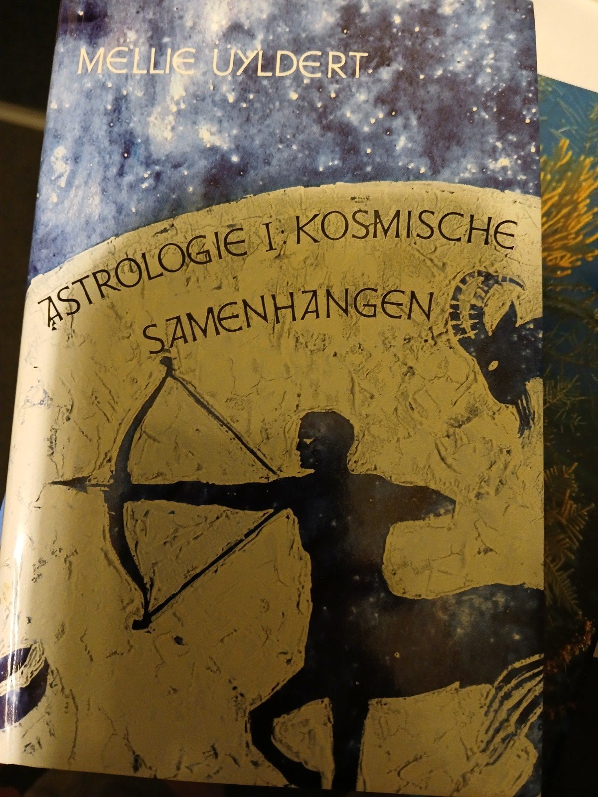 Mellie Uyldert- Astrologie 1 kosmische samenhangen, Boeken, Ophalen of Verzenden, Gelezen, Astrologie, Achtergrond en Informatie